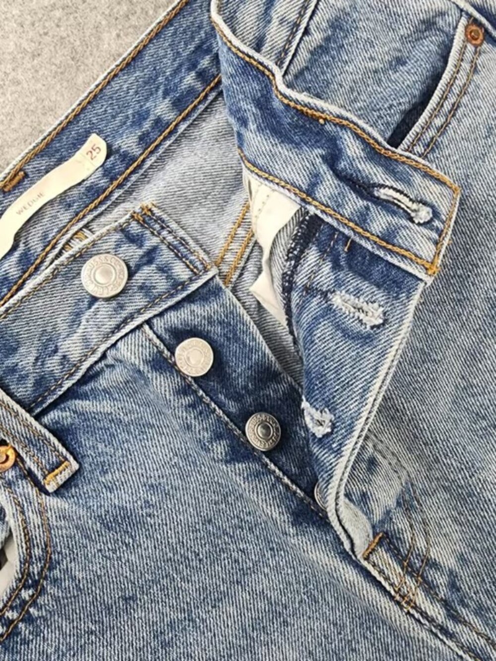 Levis Wedgie Straight Leg Jeans Light Wash Raw Hem High Rise Womens 25 - Picture 3 of 4
